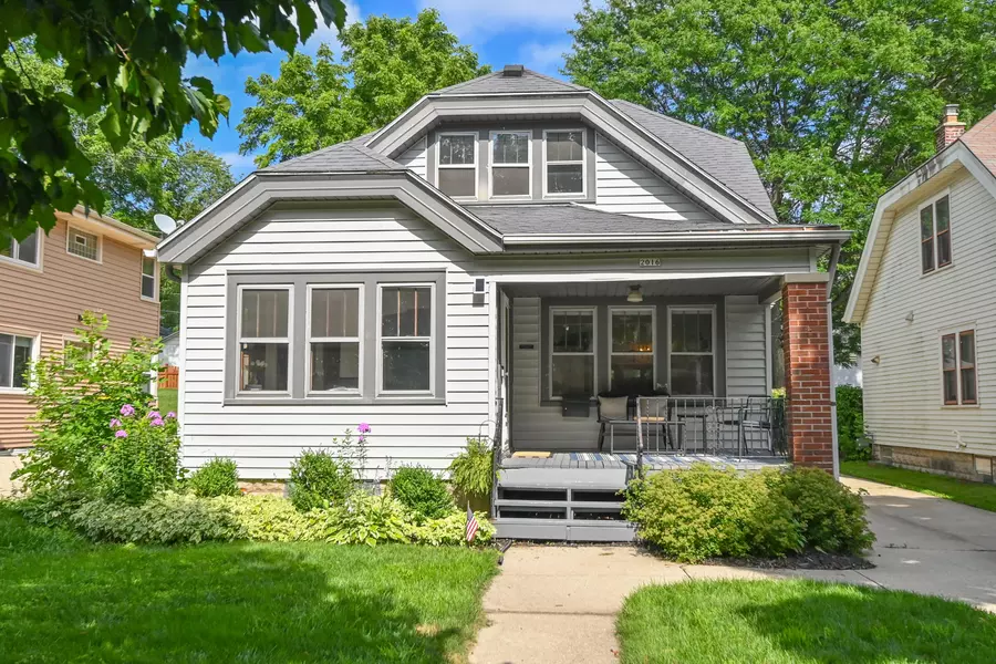 2016 N 84th St, Wauwatosa, WI 53226