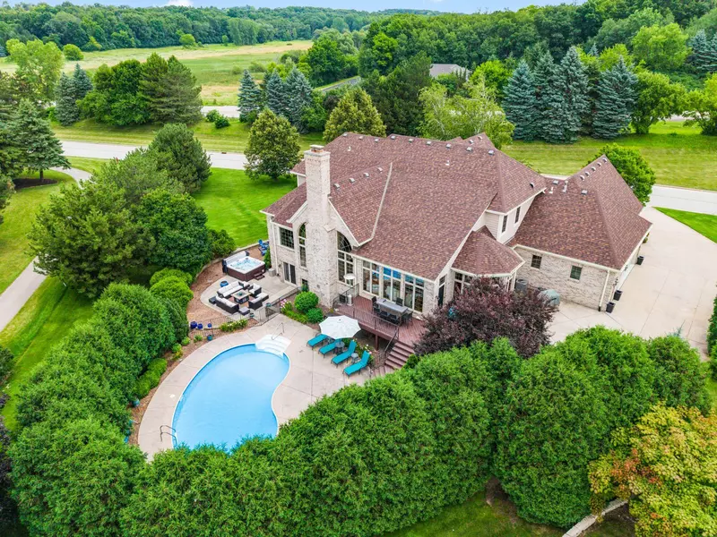 1904 E Juniper Way, Hartland, WI 53029