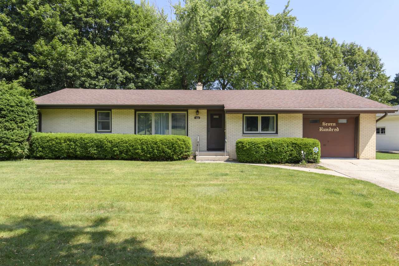 700 Lemira Ave, Waukesha, WI 53188