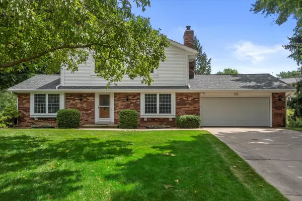 Pewaukee, WI 53072,264 Oaklawn Ct