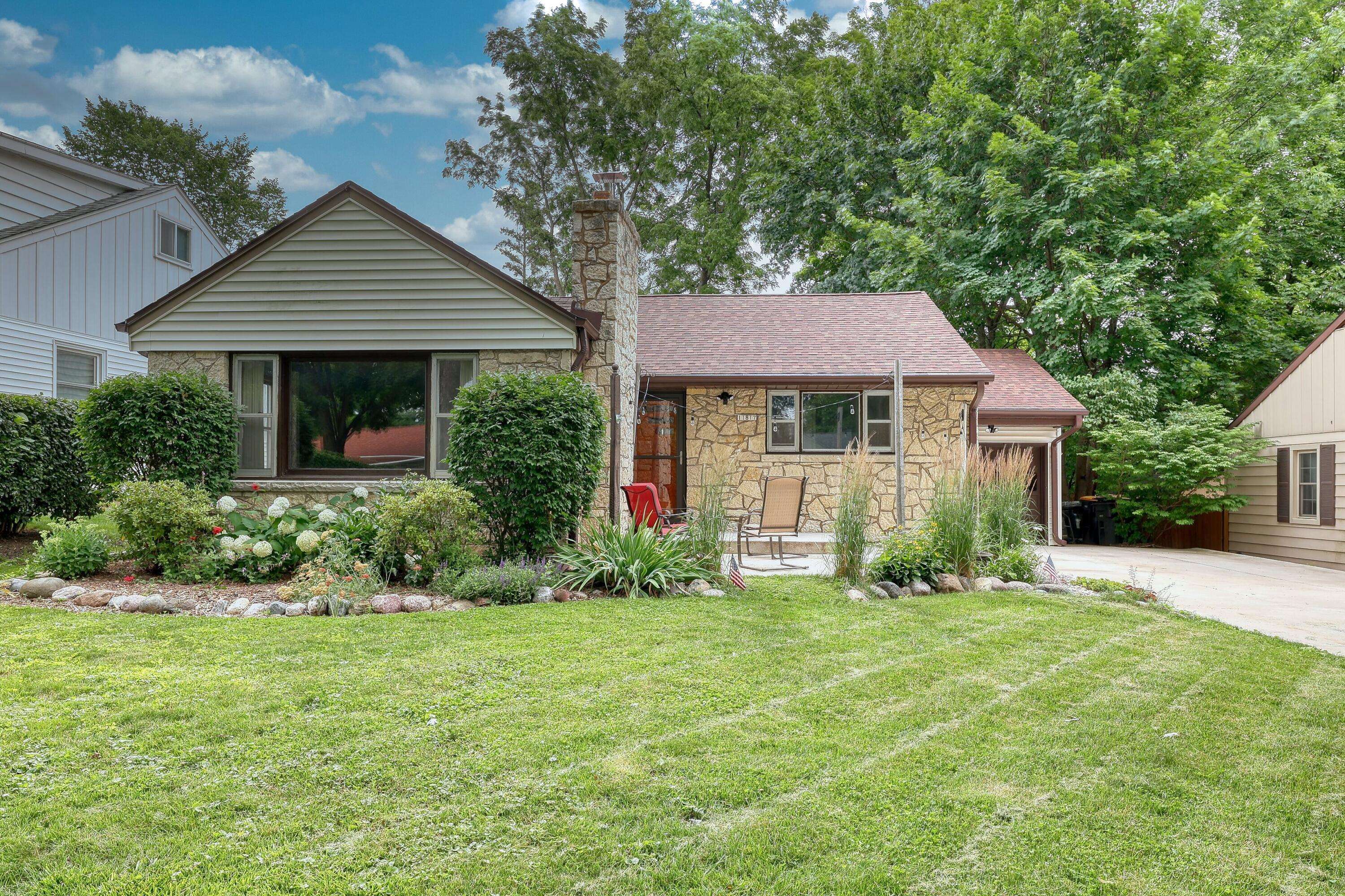 11817 W Homewood Ave, Wauwatosa, WI 53226