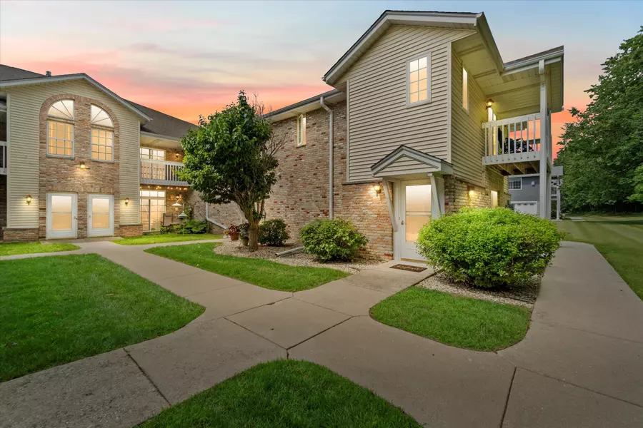 330 W Aspen Dr Unit 12, Oak Creek, WI 53154