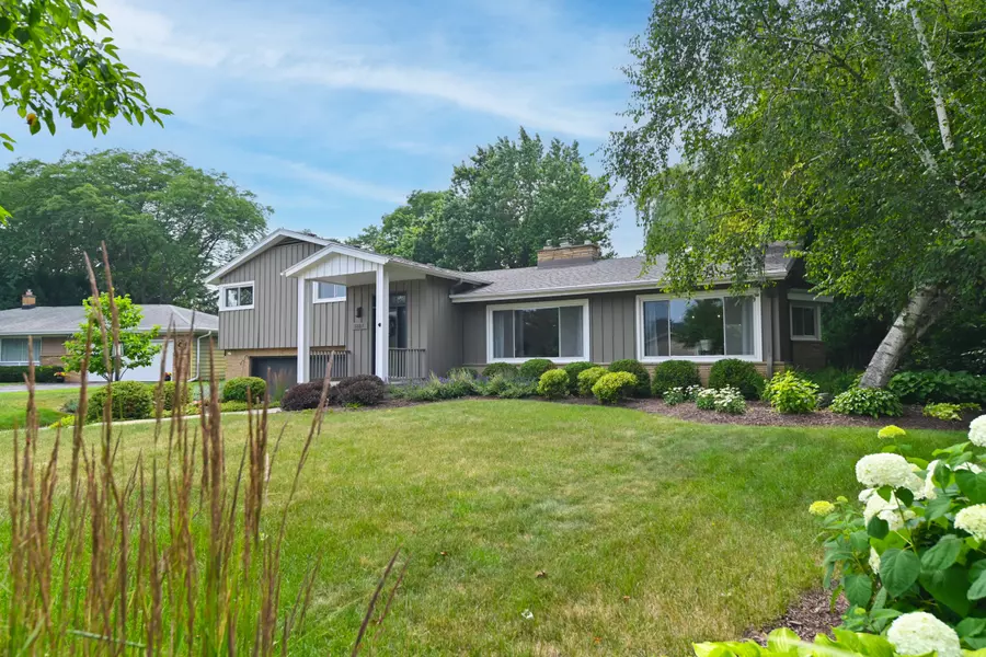 8887 N Malibu Dr, Bayside, WI 53217