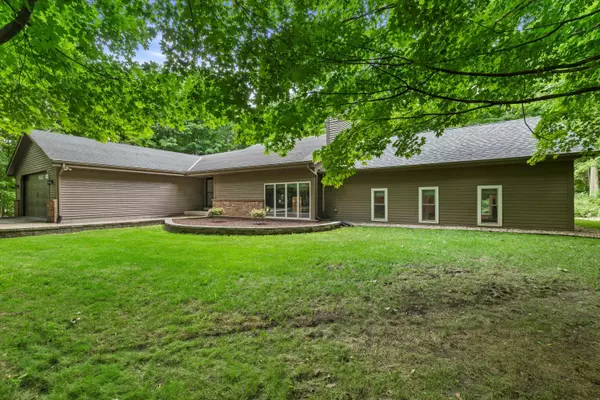 29209 Manor Dr, Waterford, WI 53185