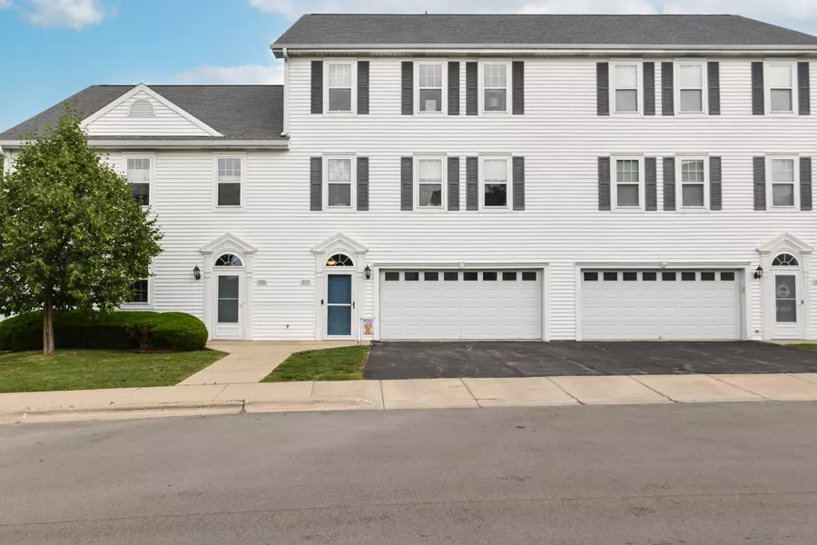 1218 Woodbury Cmn Unit B, Waukesha, WI 53189