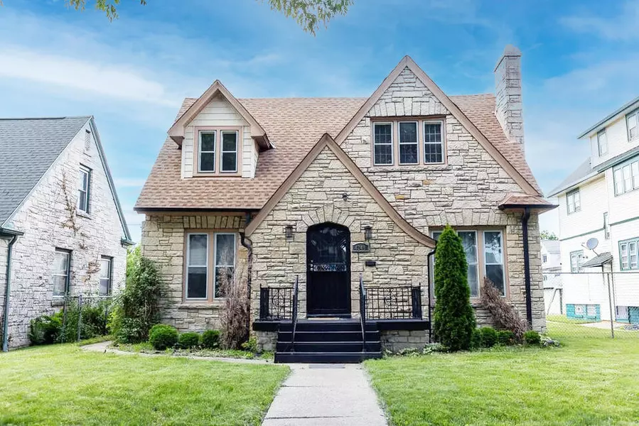 4249 N 24th Pl, Milwaukee, WI 53209