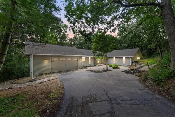 823 Knollwood Ct, Waukesha, WI 53188