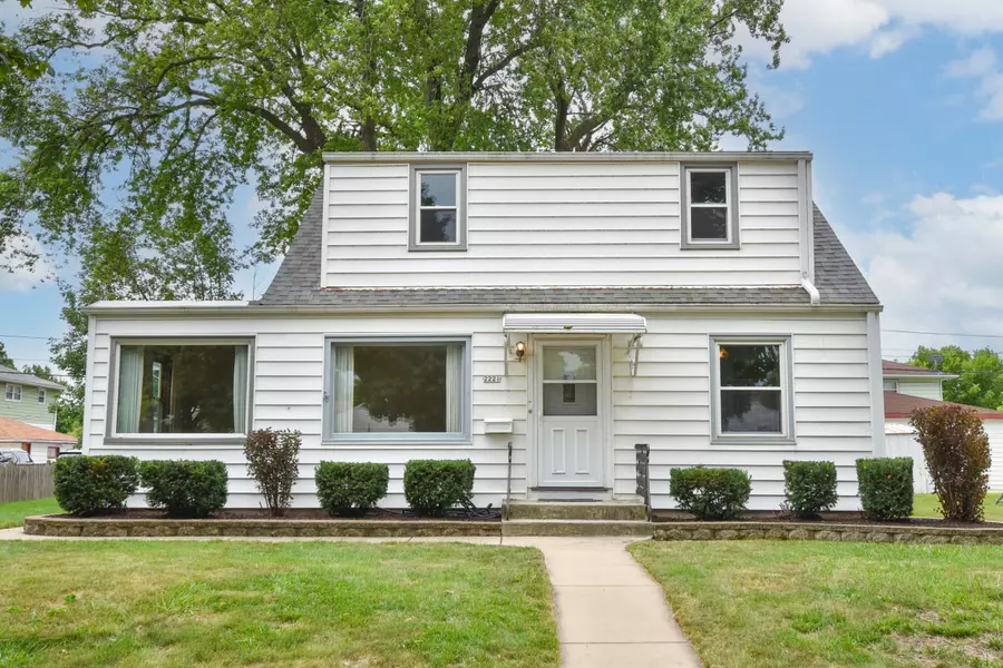 2221 W Howard Ave, Milwaukee, WI 53221