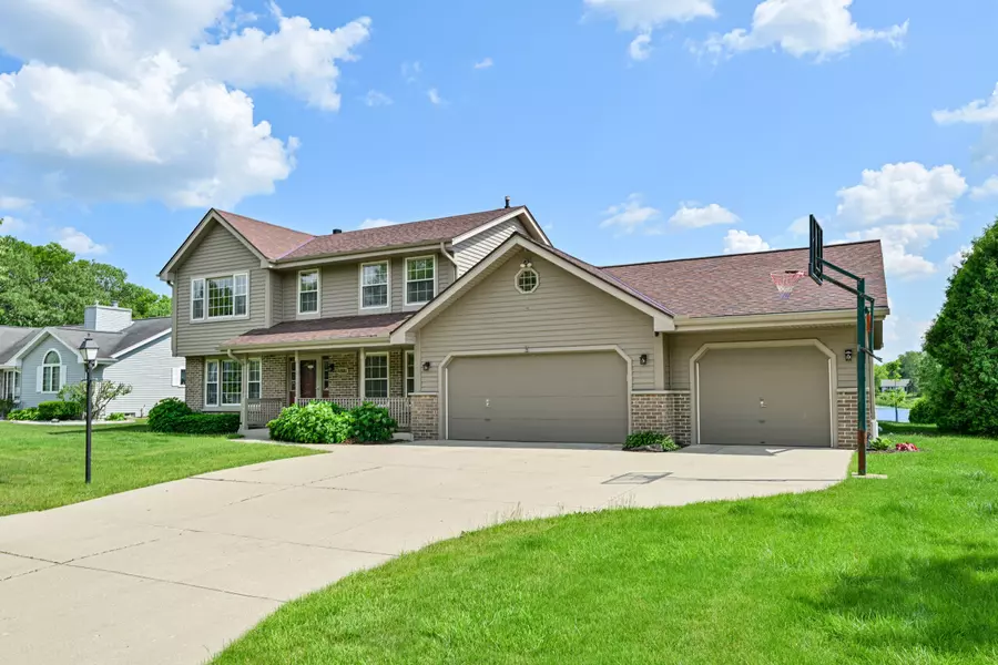 8521 W Lake Pointe Dr, Franklin, WI 53132