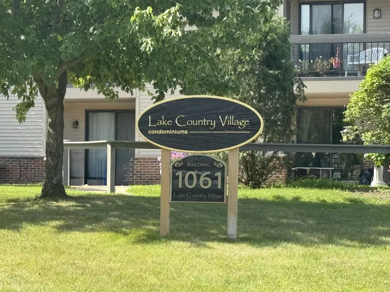 1061 Regent Rd Unit 628, Oconomowoc, WI 53066