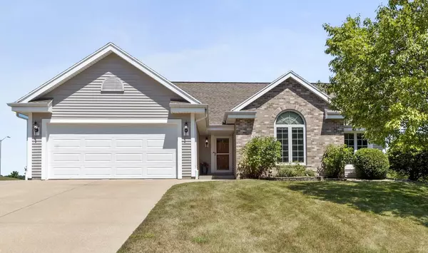 2300 E Cody Ct, Oak Creek, WI 53154