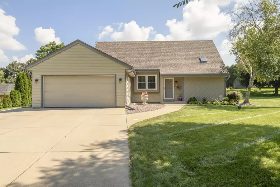 W273S2112 Fenway Dr N, Waukesha, WI 53188