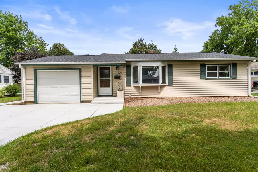 1316 Bluebird Ter, Waukesha, WI 53188