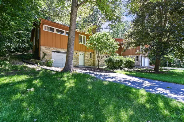 2655 Driftwood Trl, Burlington, WI 53105