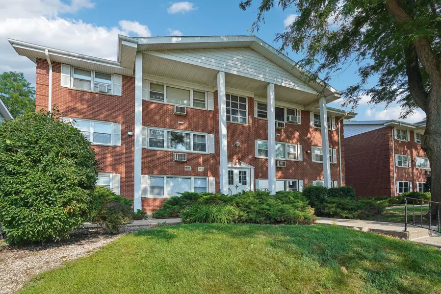 215 Country Club Dr Unit 1B, Lake Geneva, WI 53147