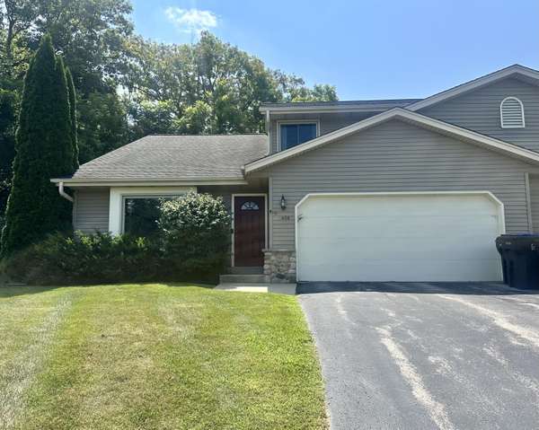 1456 Meadowcreek Ct, Pewaukee, WI 53072