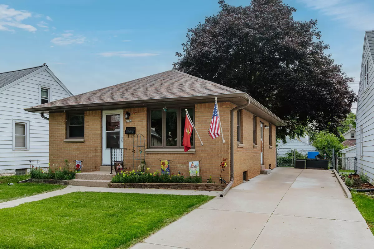 West Allis, WI 53227,2212 S 91st St