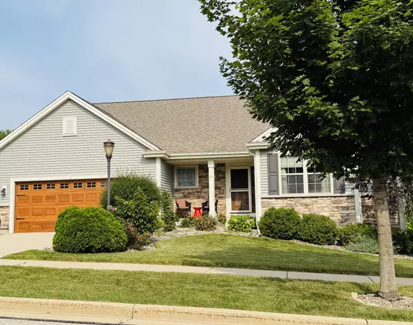 1723 Glacier Ridge Rd, Waukesha, WI 53188