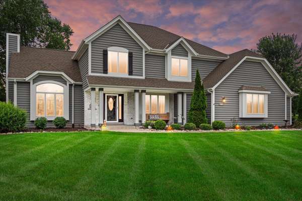 102 Trails Edge Ct, Hartland, WI 53029