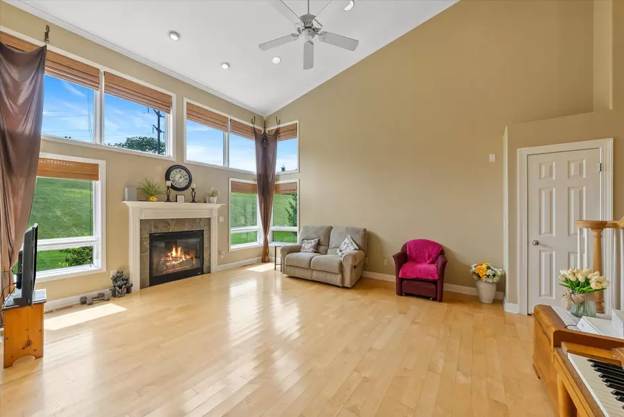 N15W29972 Brookstone Cir, Delafield, WI 53072