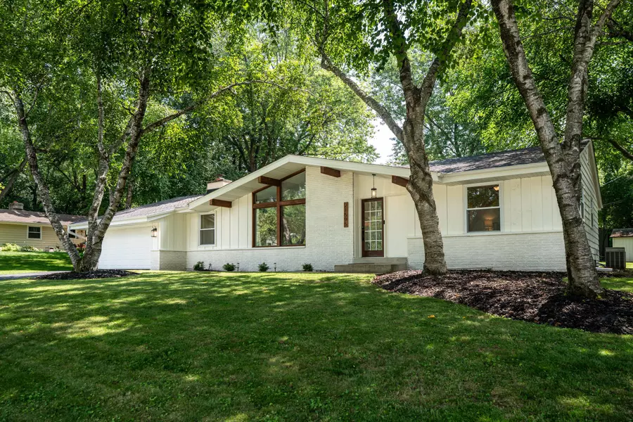 21595 Doneswood Dr, Brookfield, WI 53186