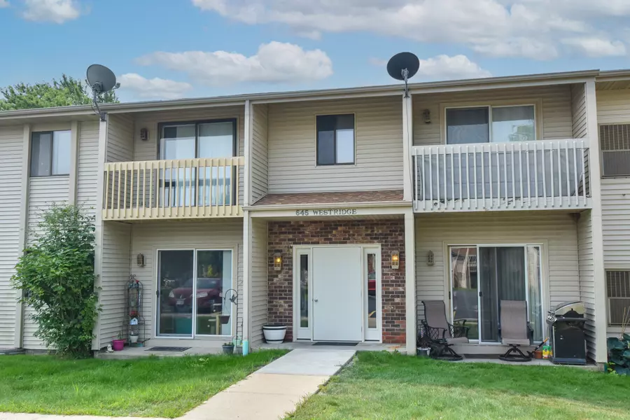 645 Westridge Dr Unit 7, West Bend, WI 53095