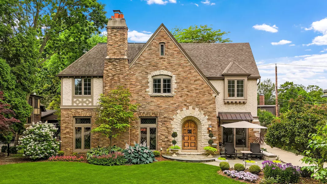 4853 N Lake Dr, Whitefish Bay, WI 53217