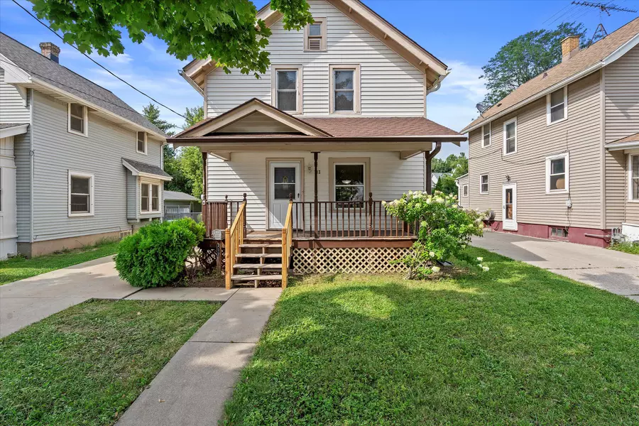 712 W College Ave, Waukesha, WI 53186