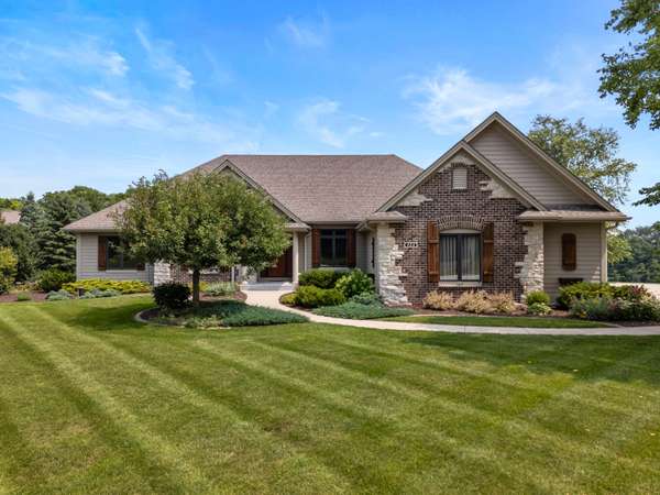 458 Whispering Ridge Ct, Richfield, WI 53017