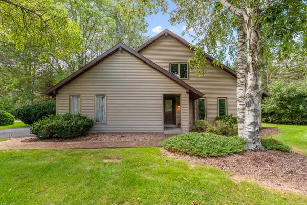 11305 N Bobolink Ln, Mequon, WI 53092