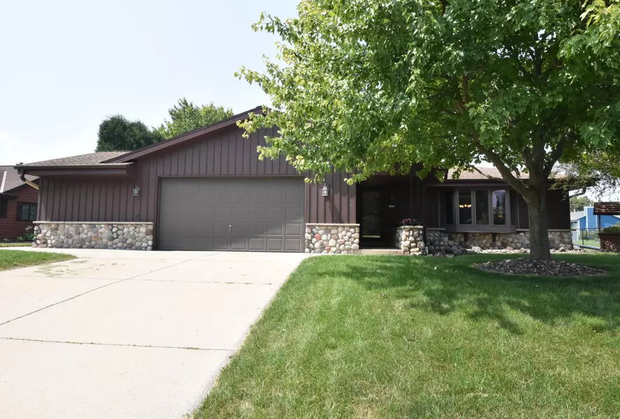 7535 S Bishops Way, Franklin, WI 53132