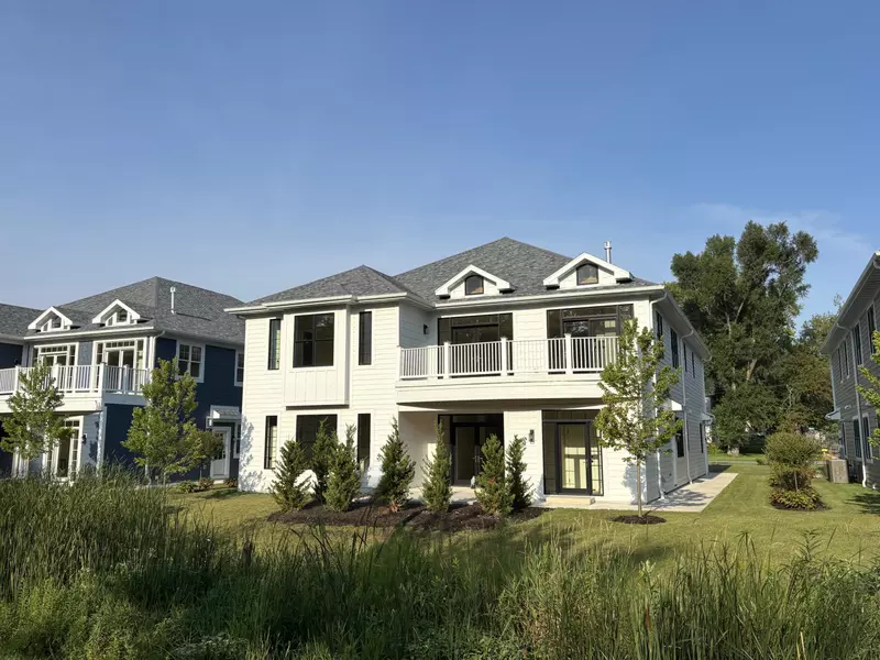 569 Mill St Unit 1, Fontana, WI 53125