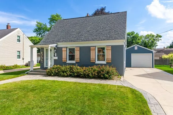 141 W Roberta Ave, Waukesha, WI 53186