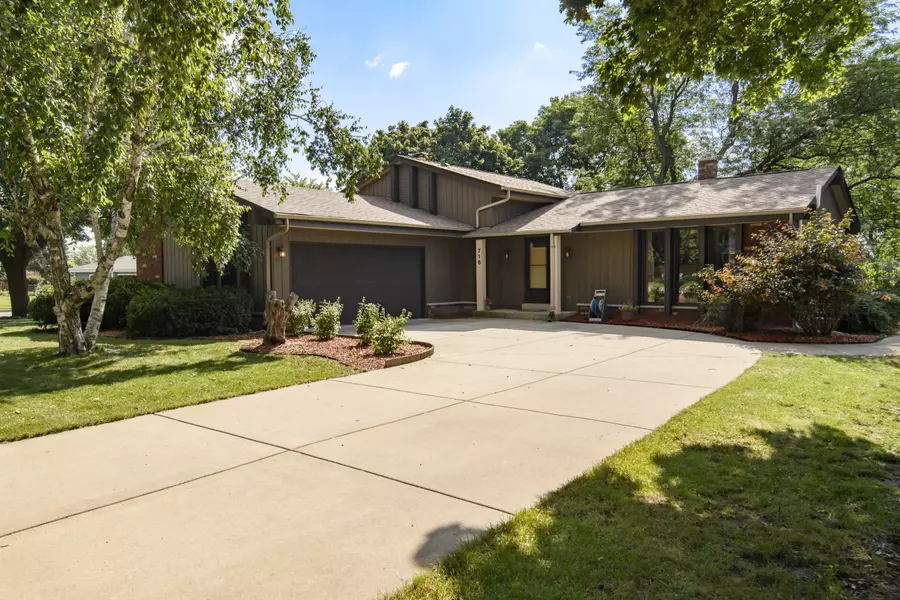 716 Elk Ln, Waukesha, WI 53188