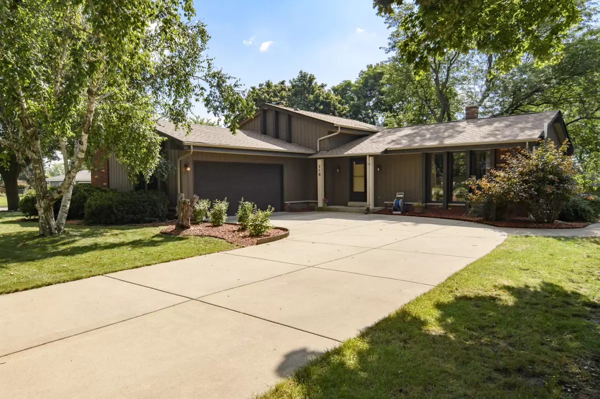 Waukesha, WI 53188,716 Elk Ln