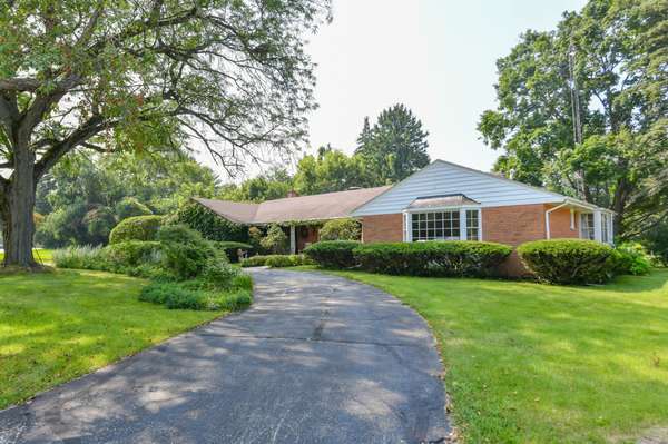 610 Laurel Heights Dr, Delavan, WI 53115