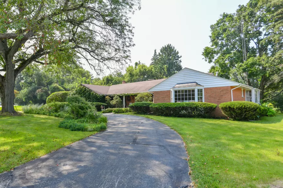 610 Laurel Heights Dr, Delavan, WI 53115