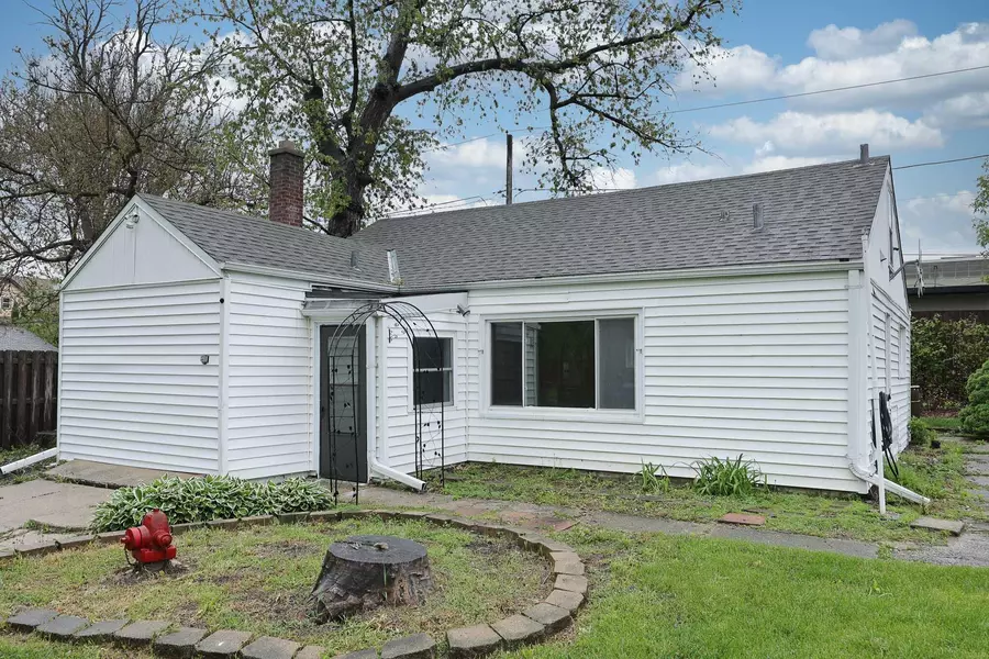 5970 S 28th St, Greenfield, WI 53221