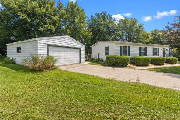 818 Eastown Manor -, Elkhorn, WI 53121