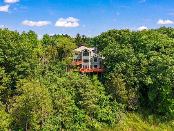 W326N6611 Sylvian Dr, Merton, WI 53029