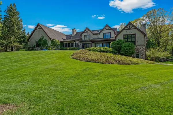 W330N247 Kettle Moraine Dr, Delafield, WI 53018