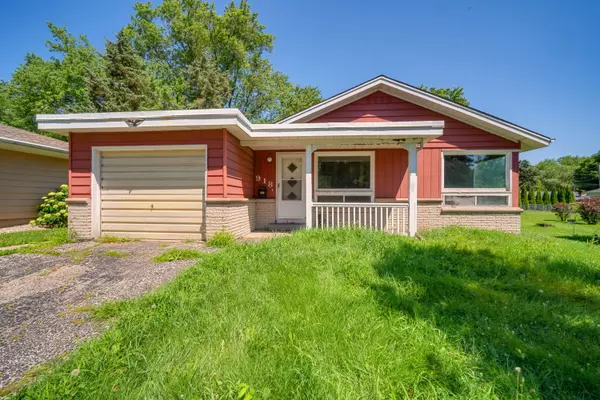 918 W Moreland Blvd, Waukesha, WI 53188