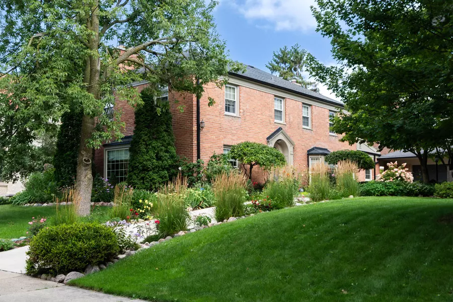 3954 N Harcourt Pl, Shorewood, WI 53211