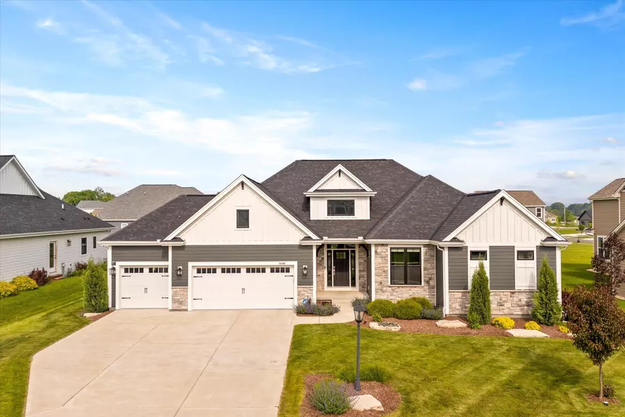 10190 S Woodside Ct, Franklin, WI 53132