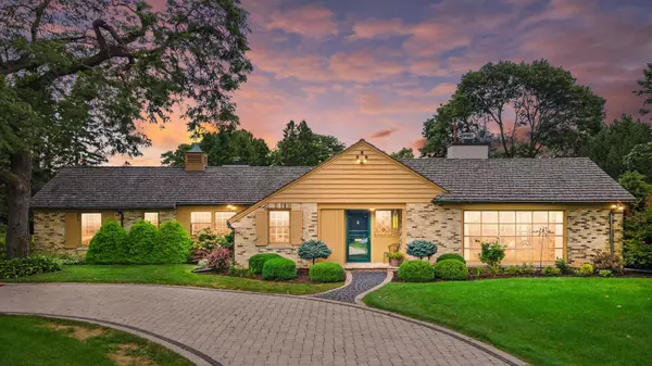 440 Cross Creek Rd, North Bay, WI 53402