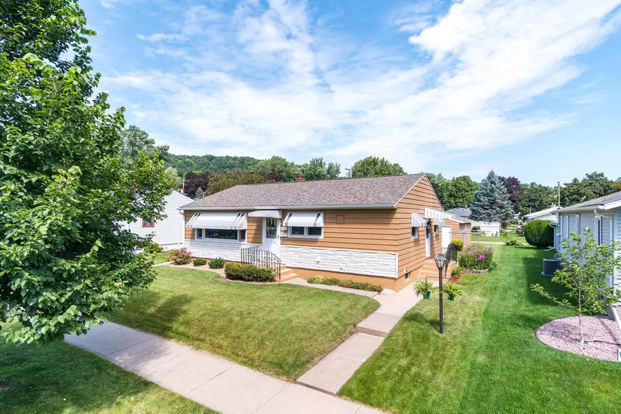 614 1st St S, La Crescent, MN 55947