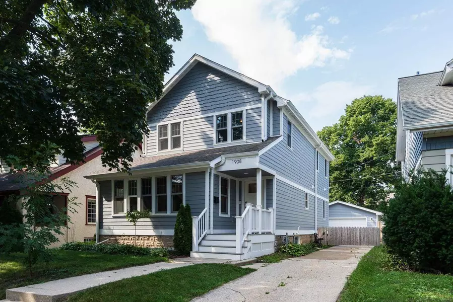 1908 E Elmdale Ct, Shorewood, WI 53211