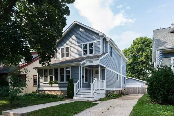 1908 E Elmdale Ct, Shorewood, WI 53211