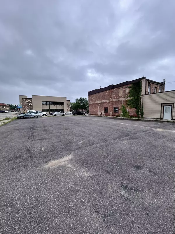 121 123 W Oak St, Sparta, WI 54656