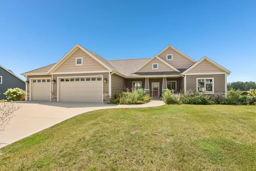 3627 Howell Oaks Dr, Waukesha, WI 53188